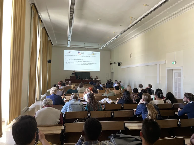 Podiumsdiskussion zum Thema „Dynamics of Power and Critical Inquiry in the History Classroom“